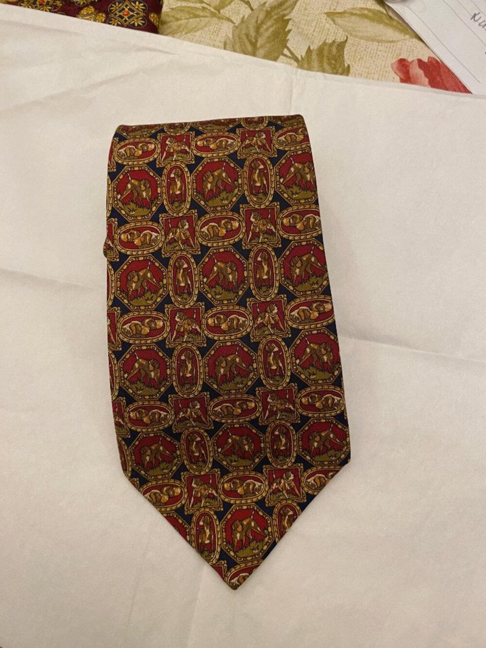 Authentic Salvatore Ferragamo men's 100% silk tie. Made in Italy 60" x 3.75" EUC